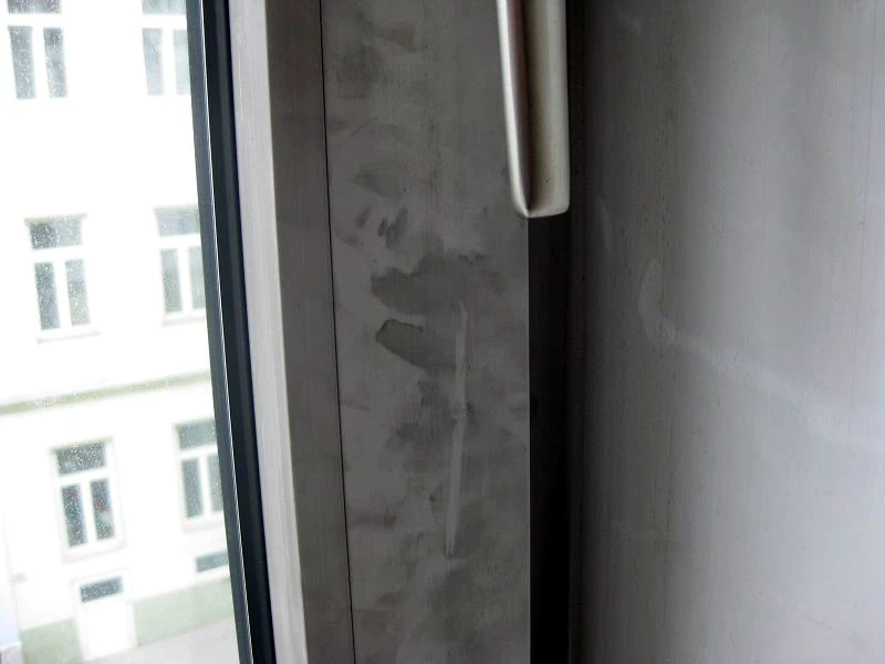 Schwarze Verfaerbungen an Wand