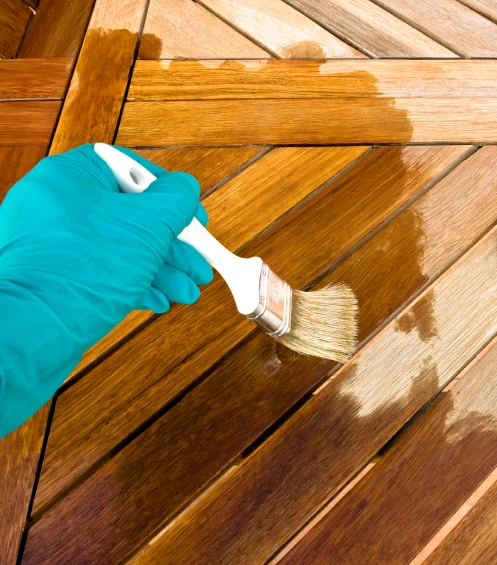 Pinsel, der über Holz streicht
