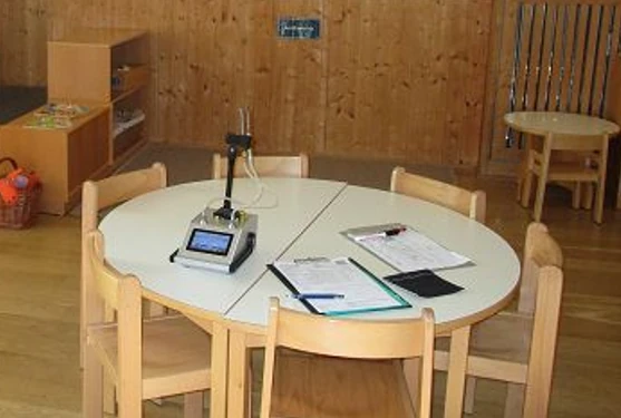 Tisch in Kindergarten mit VOC-Probenahmevorrichtung