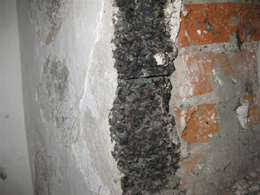 Offene Wand mit teerhaltigem Kork